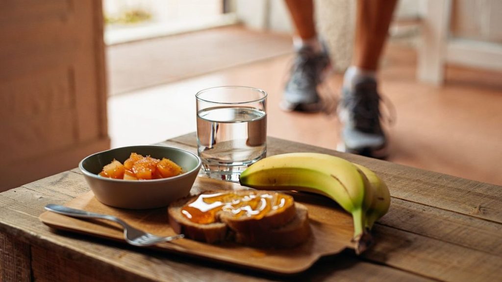 Collation simple avant un footing du matin avec chaussures de running près de la fenêtre