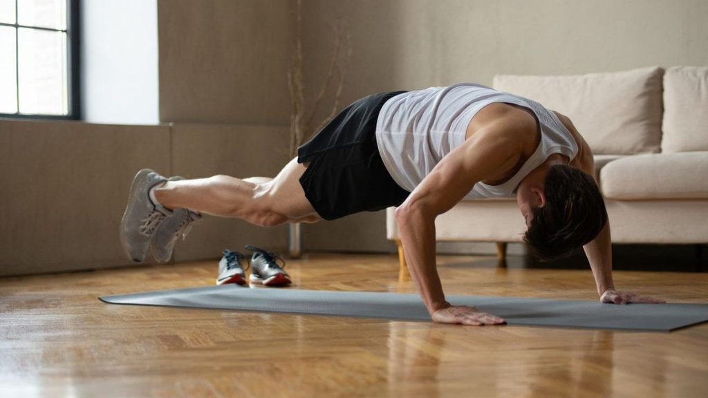Séance de renforcement pour coureur à la maison sur tapis de sport