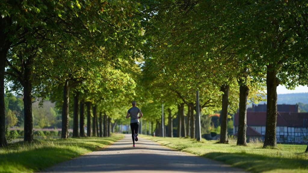 Coureur amateur sur chemin calme prolongeant une sortie facile près de Riedisheim sans marque visible
